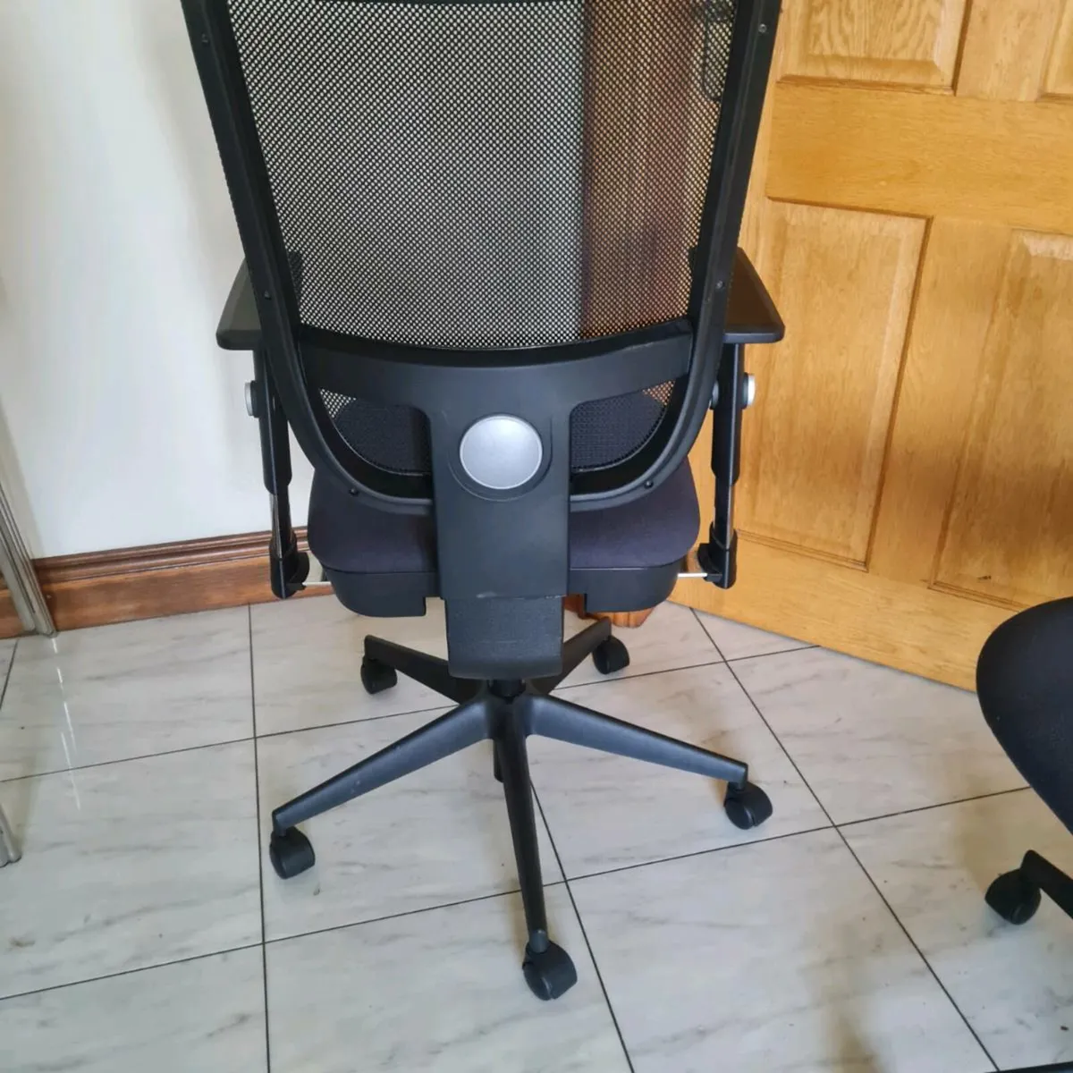 Highback netback executive office chairs 10 availa - Image 4