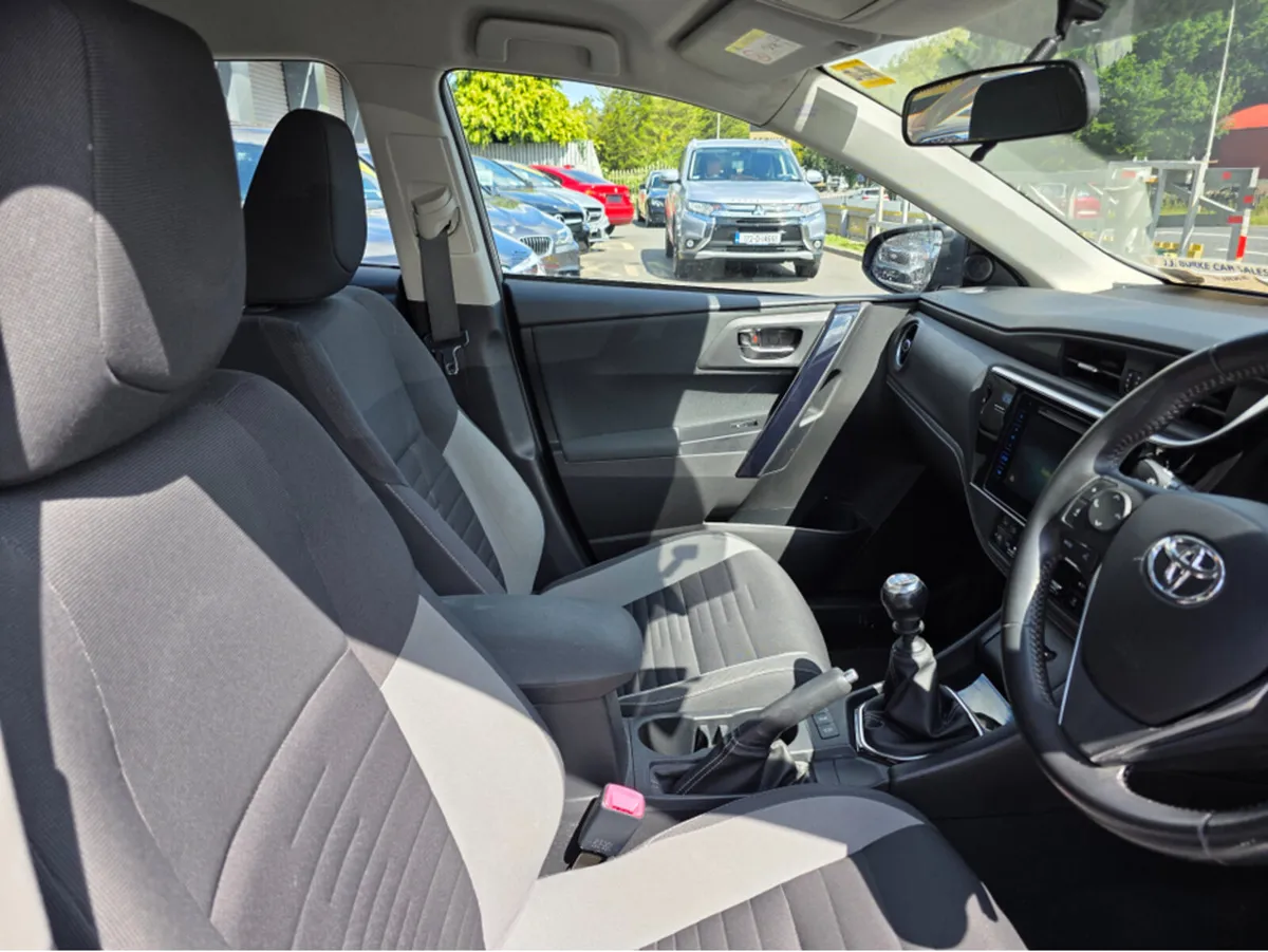 Toyota Auris 1.2T 5DR LUNA 4DR - Image 2
