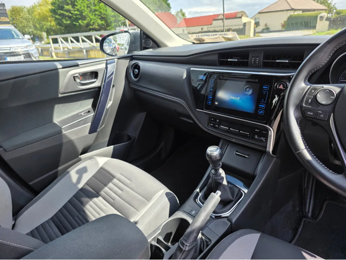 Toyota Auris 1.2T 5DR LUNA 4DR - Image 3