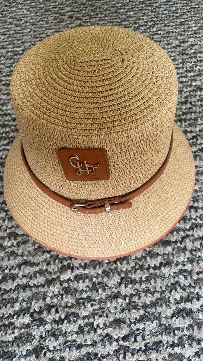 Women’s hat collection only - Image 1