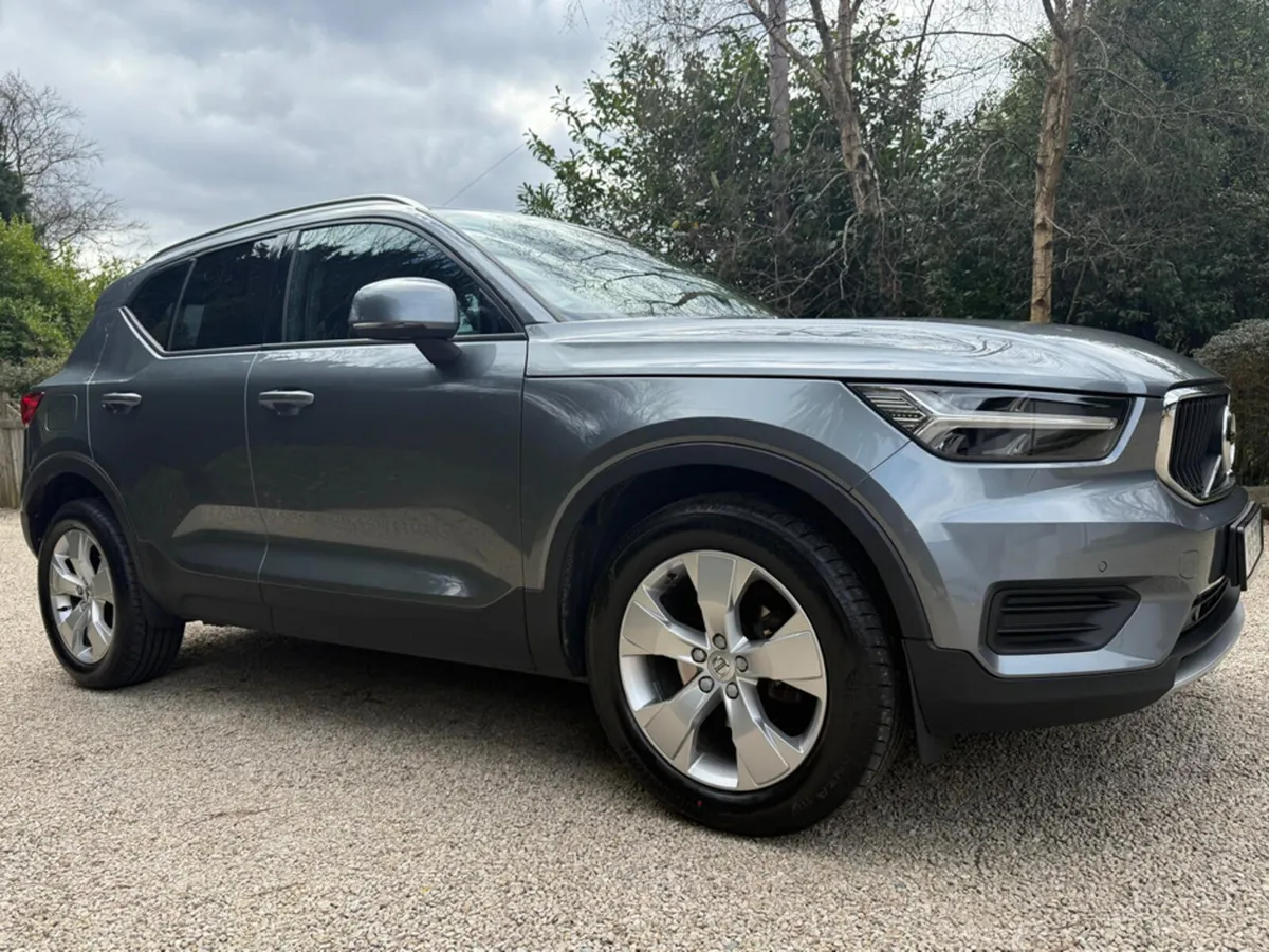 Volvo XC40 D3 MOMENTUM AUTOMATIC *F.VOLVO.S.H* - Image 1
