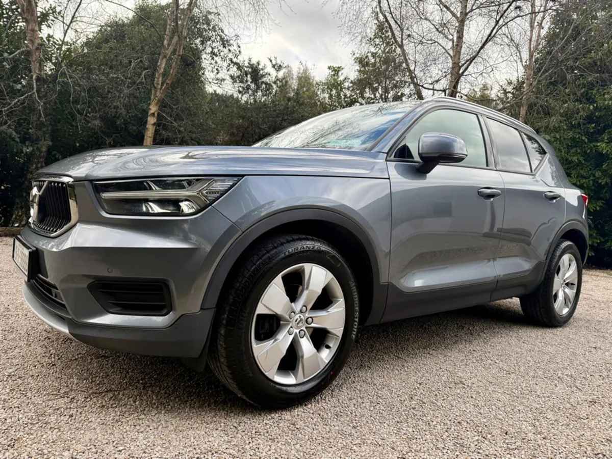 Volvo XC40 D3 MOMENTUM AUTOMATIC *F.VOLVO.S.H* - Image 2