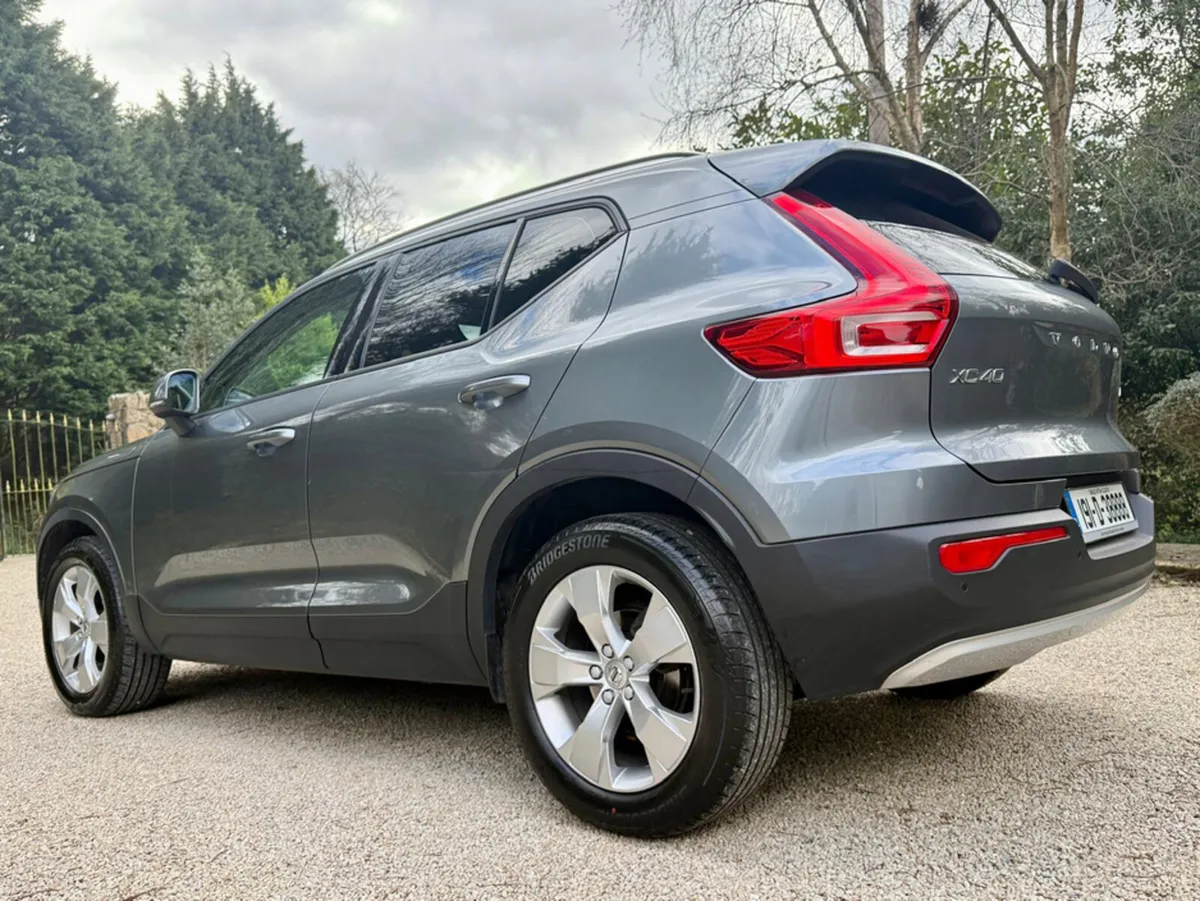 Volvo XC40 D3 MOMENTUM AUTOMATIC *F.VOLVO.S.H* - Image 4