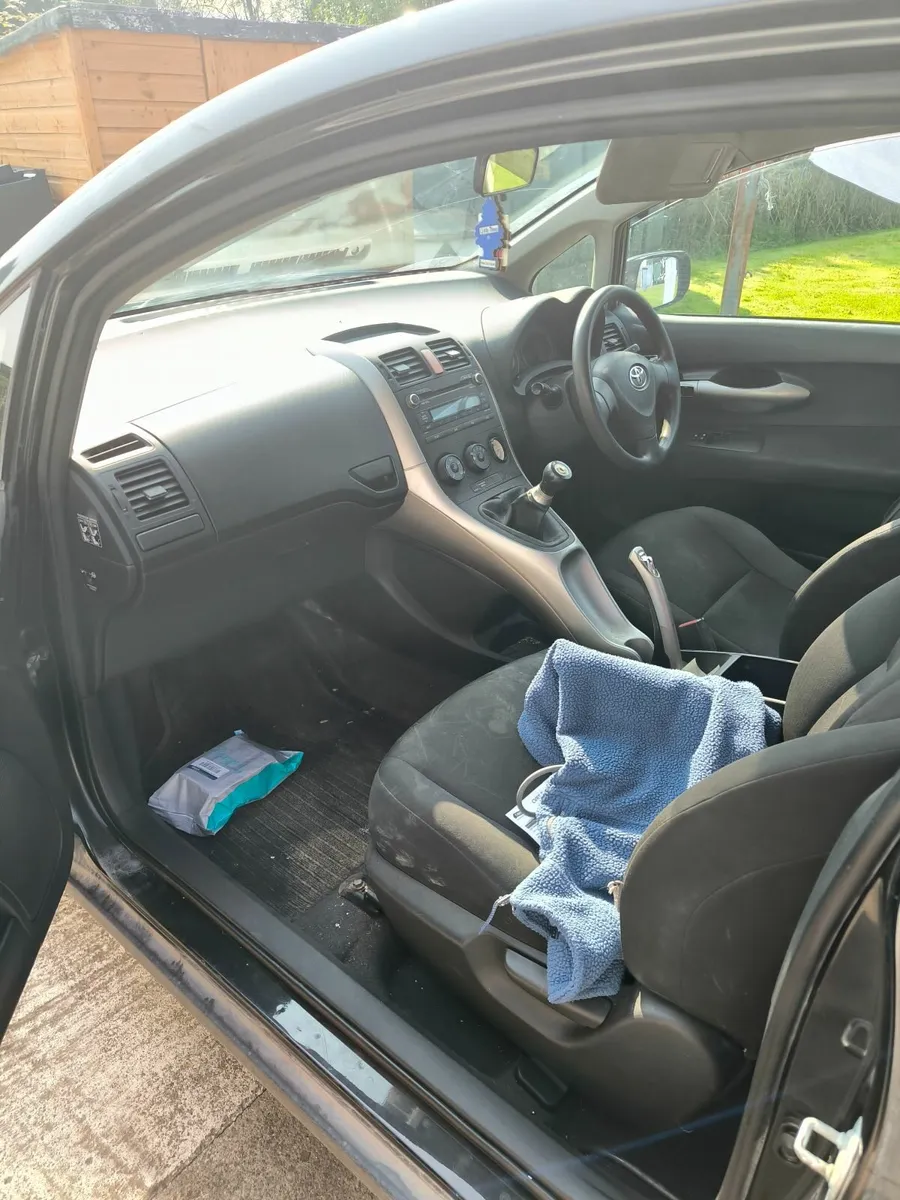 Toyota Auris 2007 - Image 2