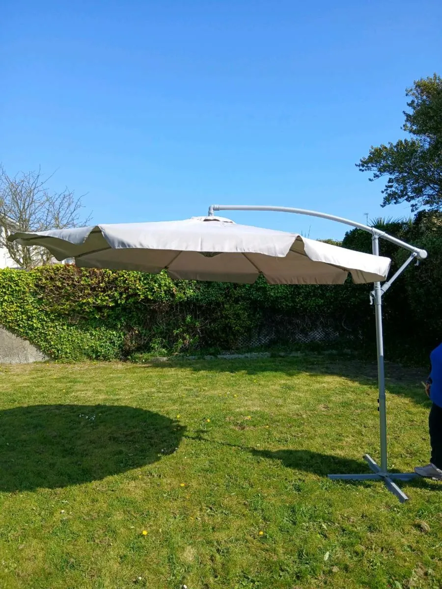 Cantilever umbrella - Image 1