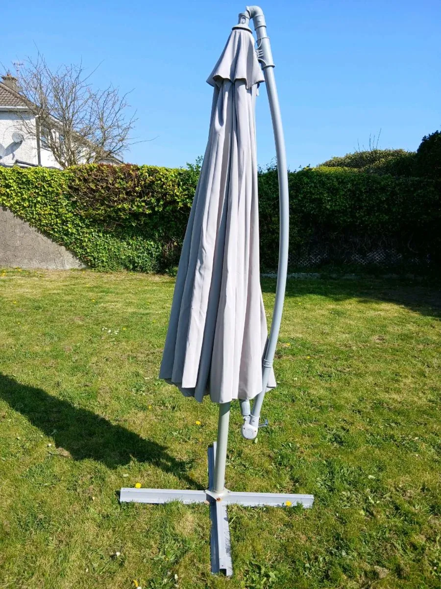 Cantilever umbrella - Image 3