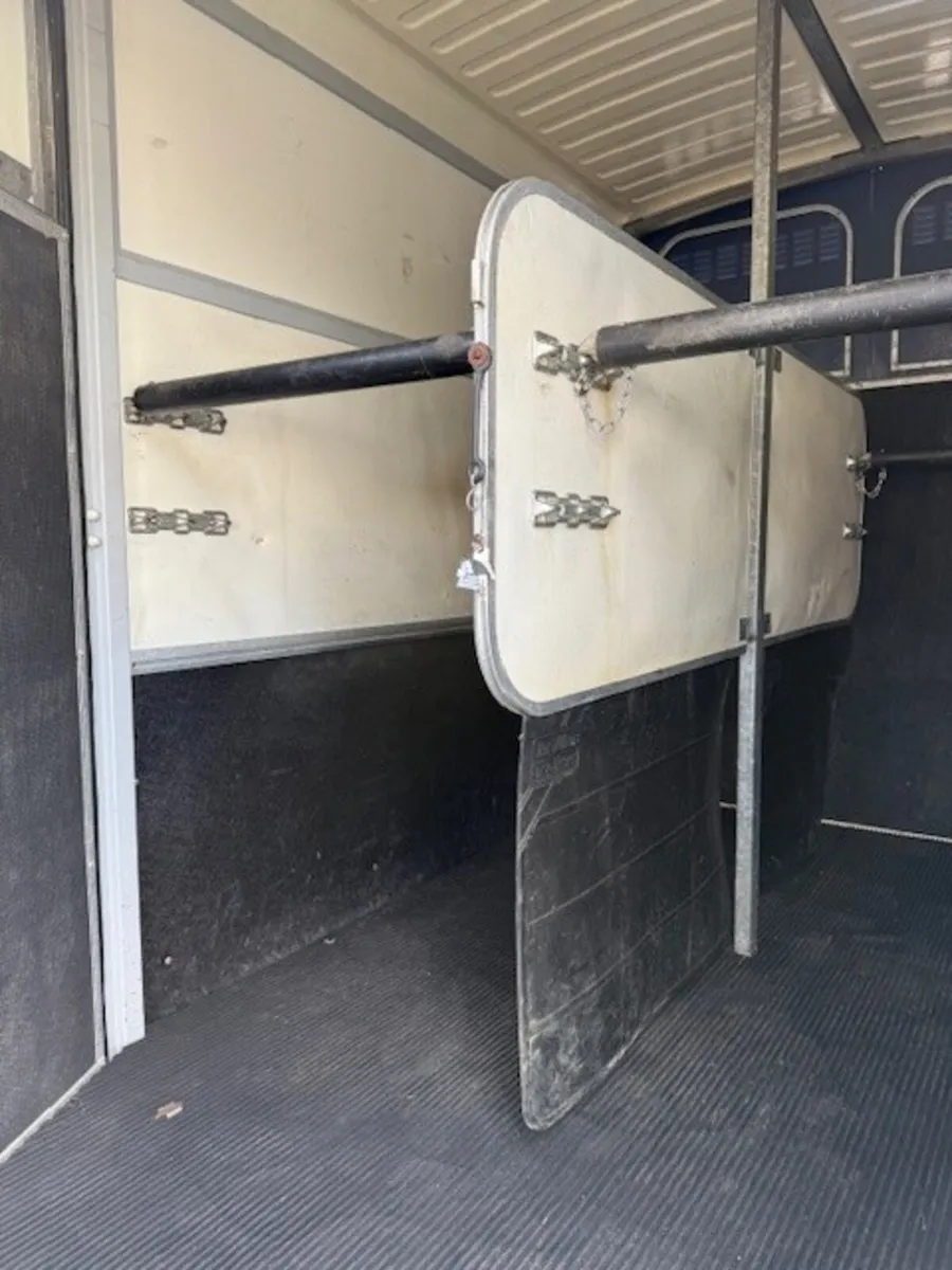 T09858 Used HB511 Ifor Williams Large Horsebox - Image 3