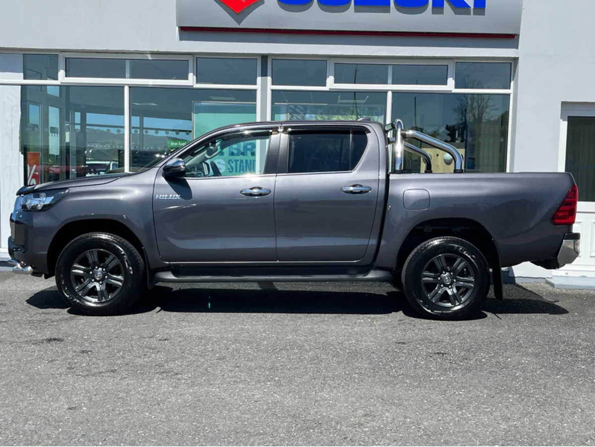 Toyota Hilux 2.8 SR5 DOUBLE CAB 4DR - Image 4
