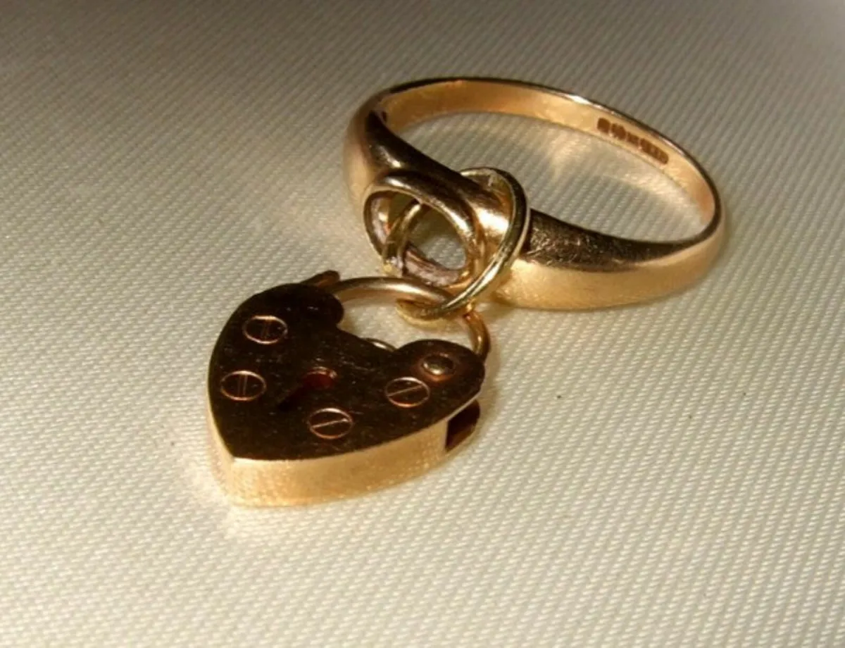 Vintage 9ct Gold Charm Ring - Image 1