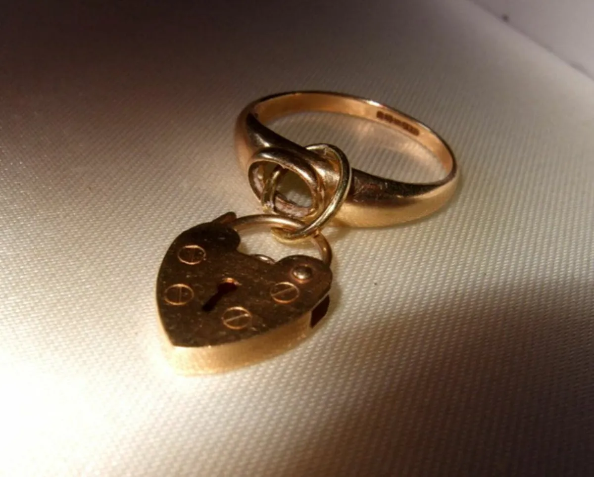 Vintage 9ct Gold Charm Ring - Image 2