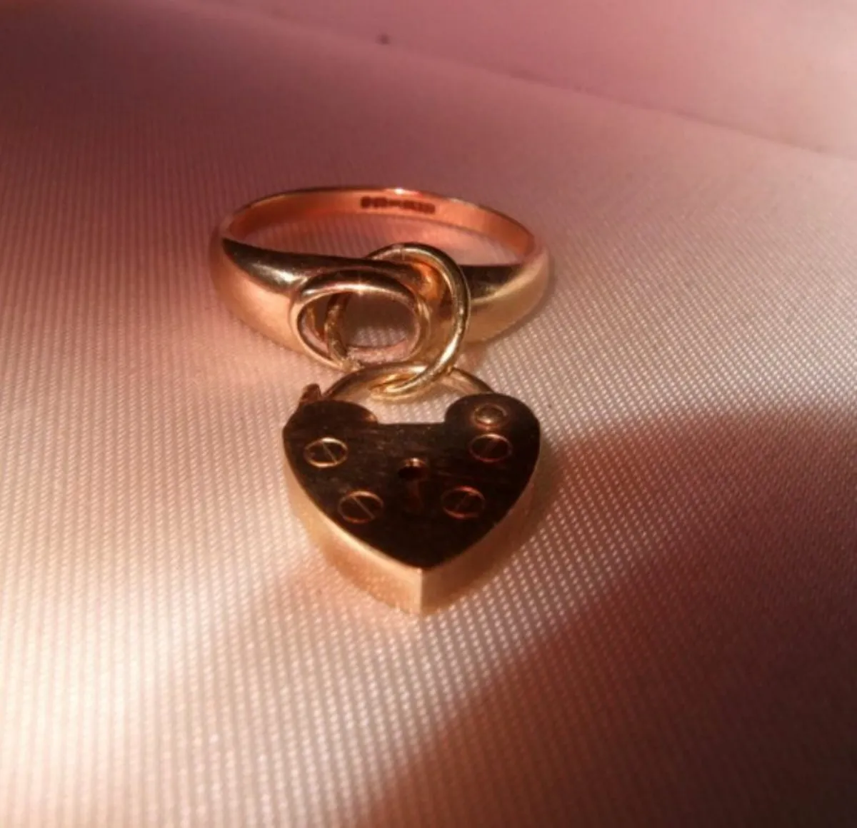 Vintage 9ct Gold Charm Ring - Image 3