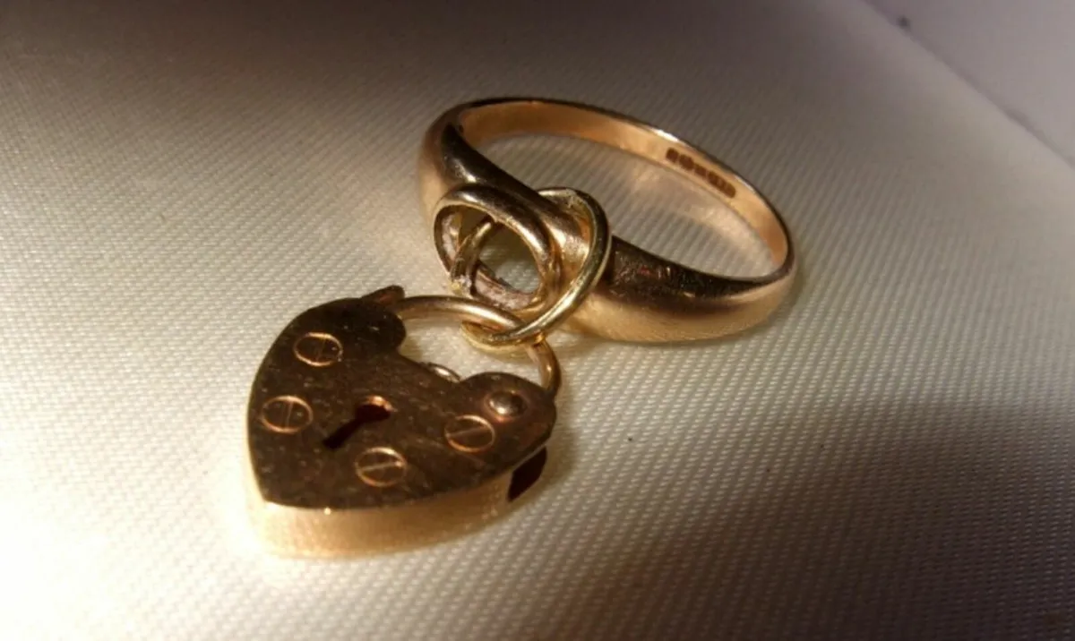 Vintage 9ct Gold Charm Ring - Image 4