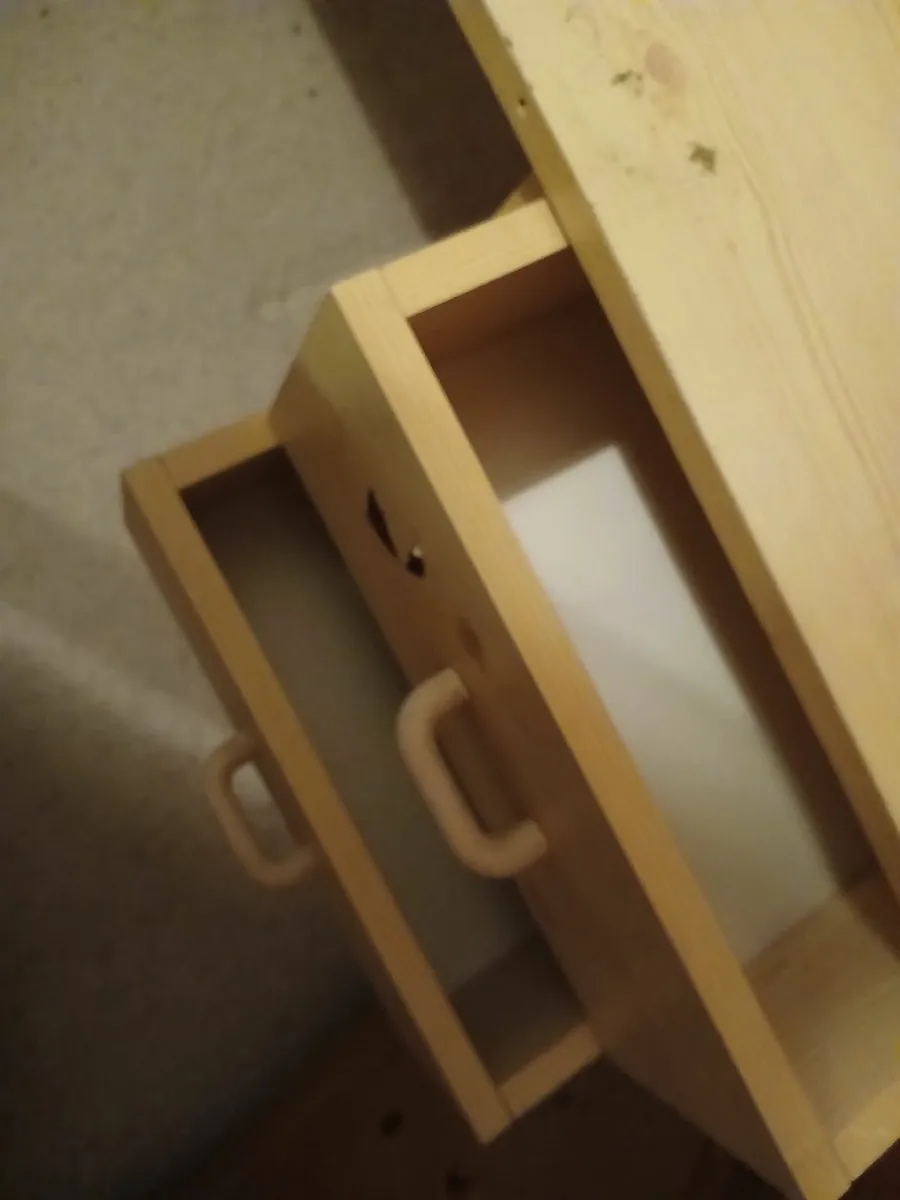 School desk - Image 1