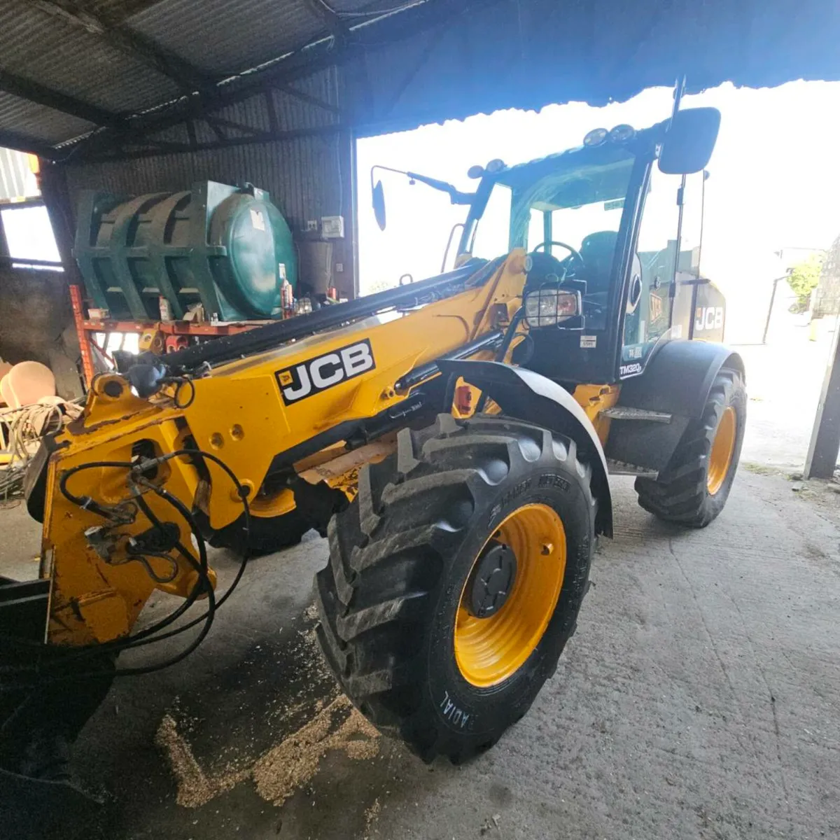 JCB 320s - Image 1
