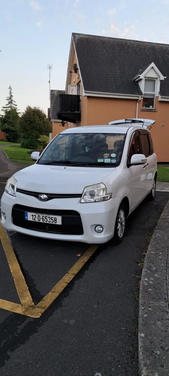 Toyota sienta - Image 1