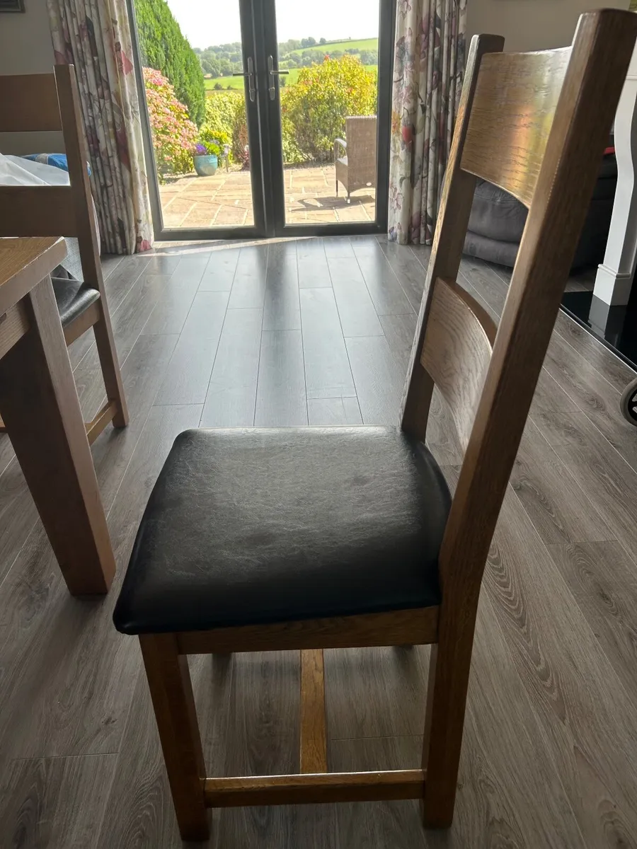 Solid oak extendable table and 6 chairs - Image 1