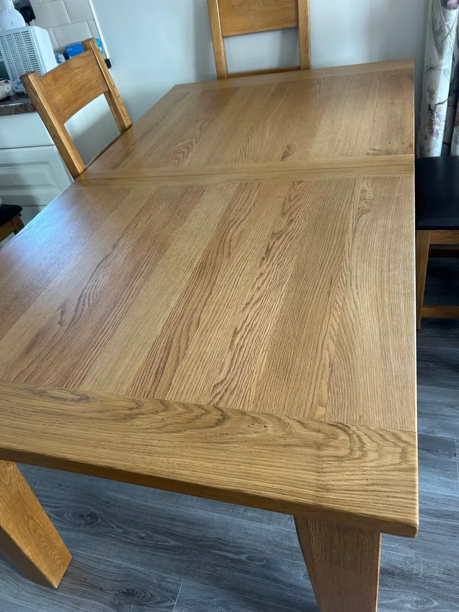 Solid oak extendable table and 6 chairs - Image 2