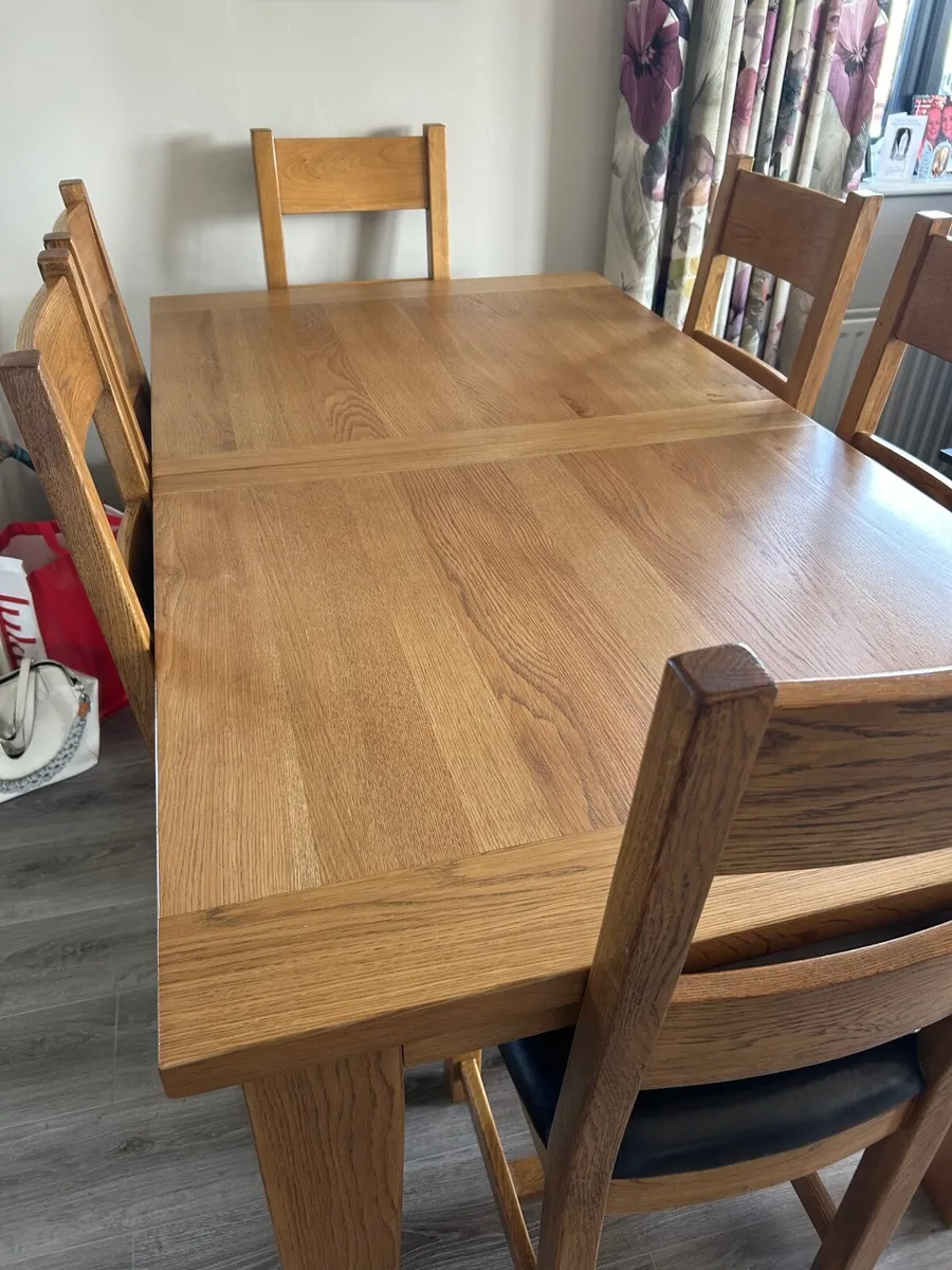 Solid oak extendable table and 6 chairs - Image 3