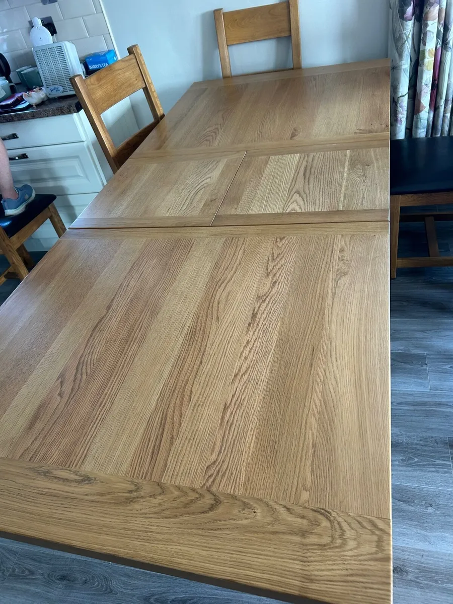 Solid oak extendable table and 6 chairs - Image 4