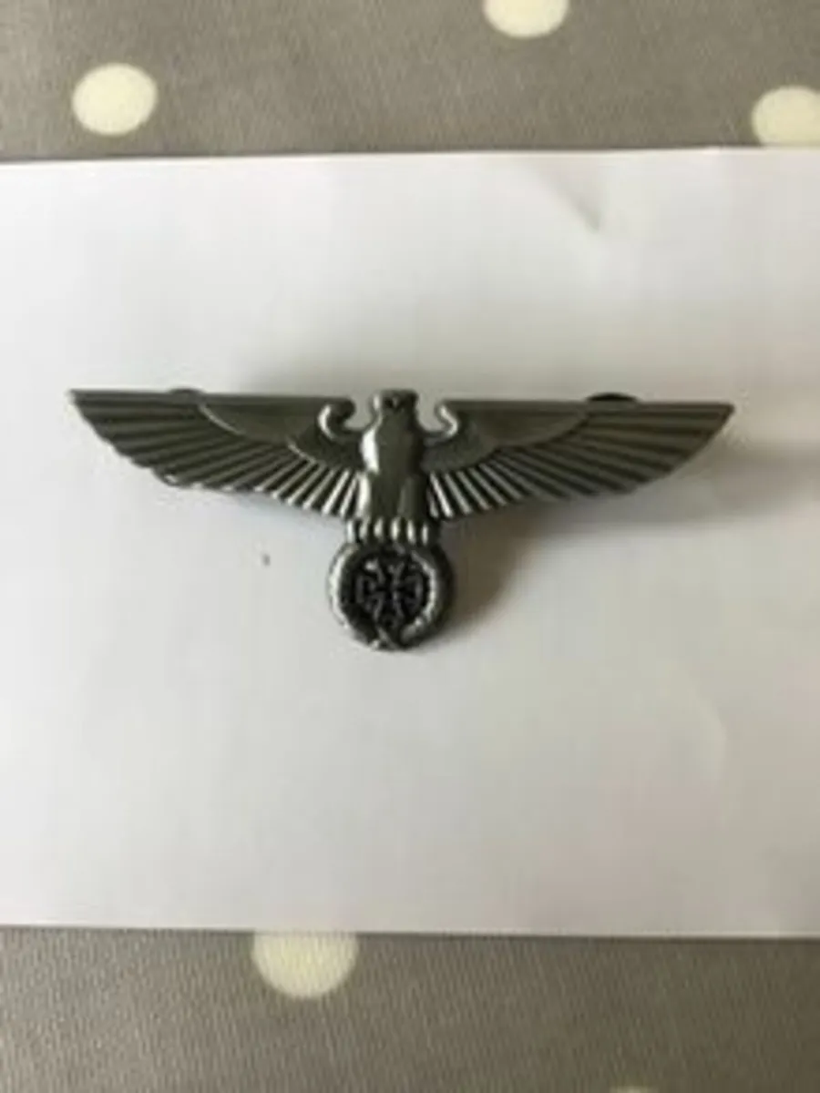 WW2 Memorabilia - German Wehrmacht uniform Badge
