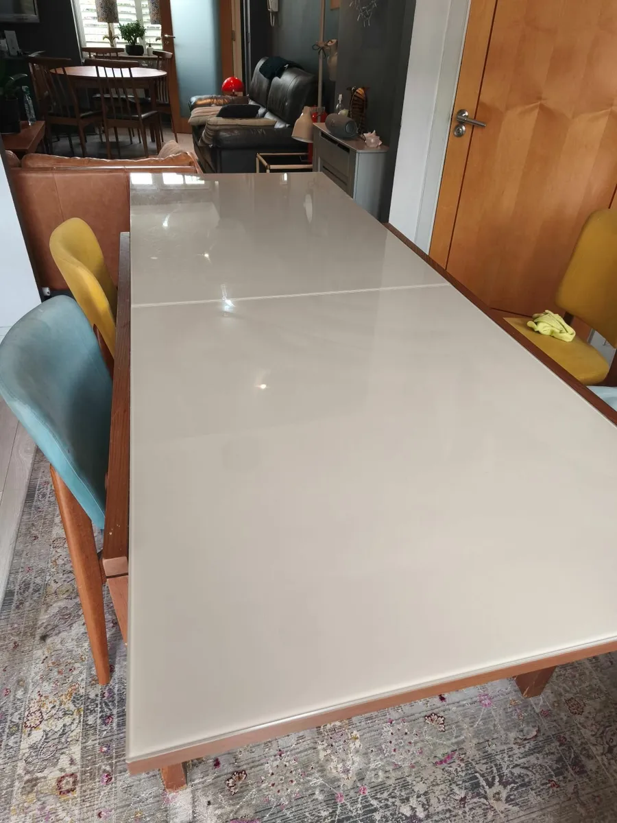 Table and chairs - Image 1