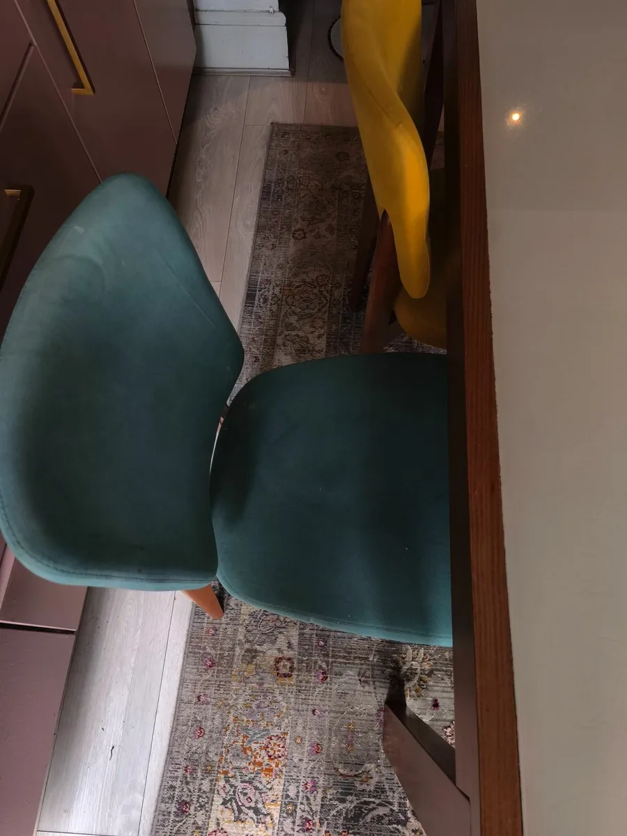 Table and chairs - Image 3