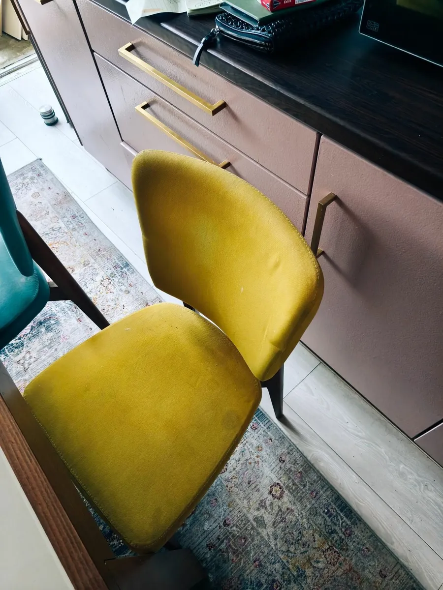 Table and chairs - Image 4