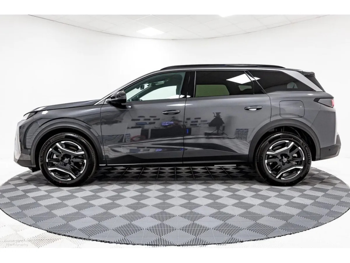 Peugeot 5008 E-Allure 73kWh 210HP - 7 Seats, Up to - Image 4