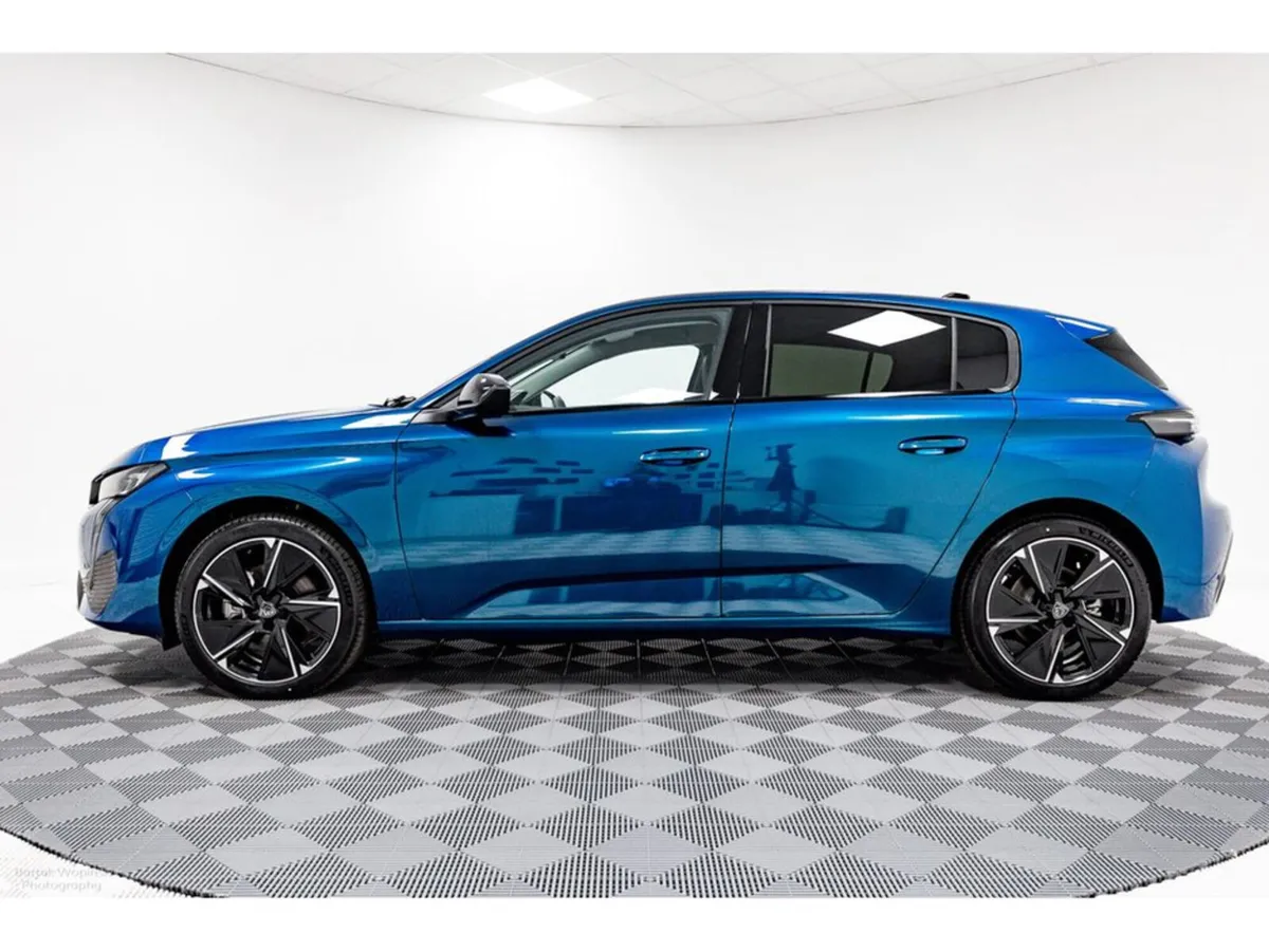 Peugeot 308 E-Allure 54kWh Auto 156HP - Image 4