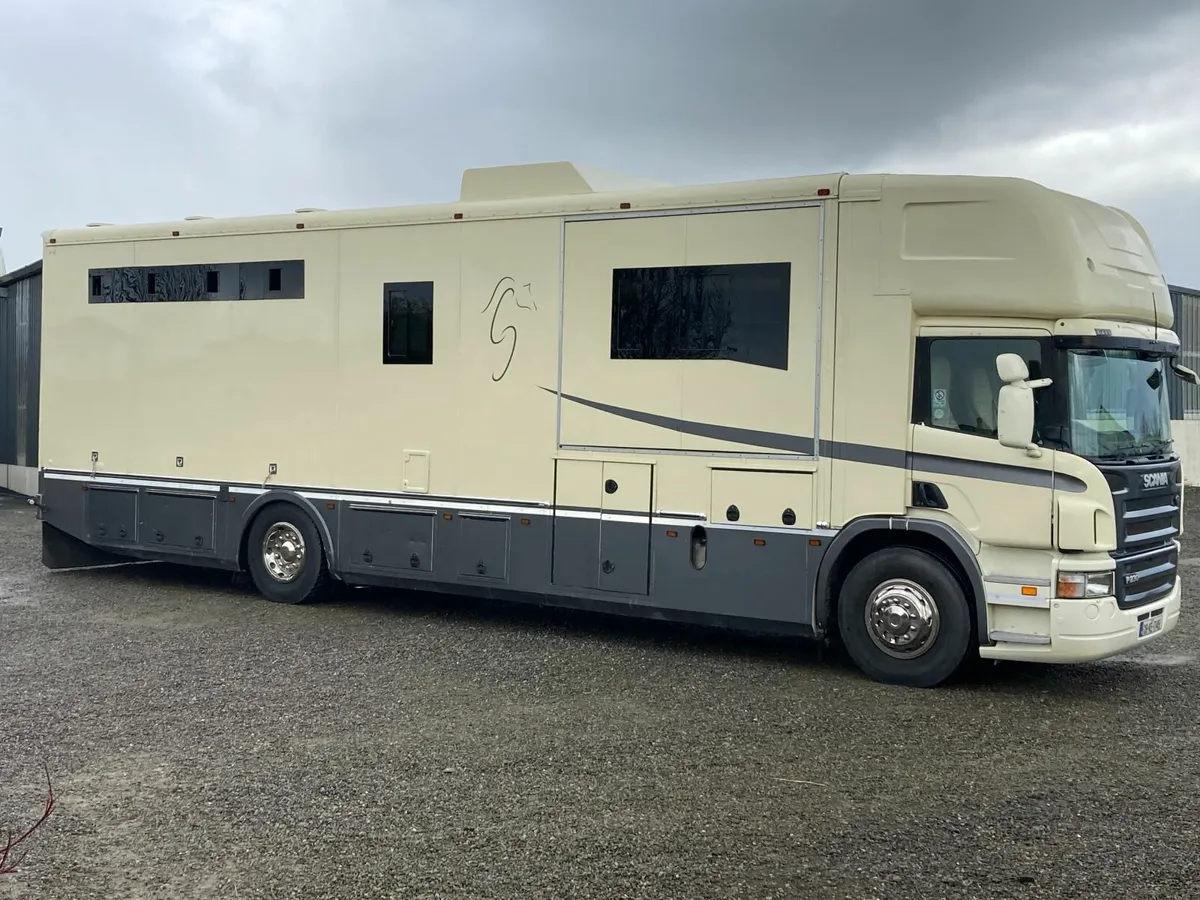 HORSE LORRY - Image 1