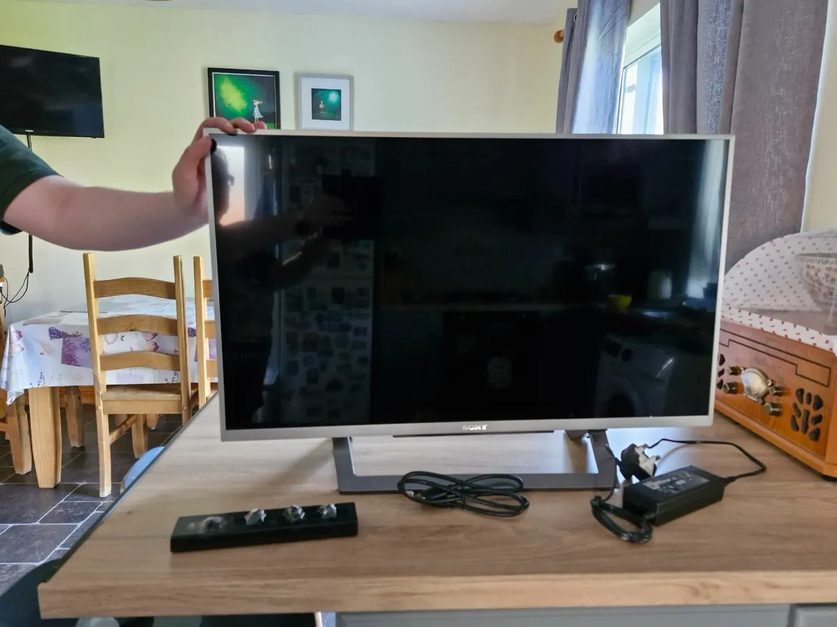 Sony Bravia 32" Smart TV - Image 2