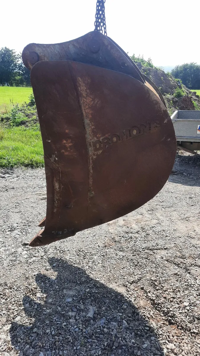 3ft digging bucket for 13 tonne digger.like new - Image 1