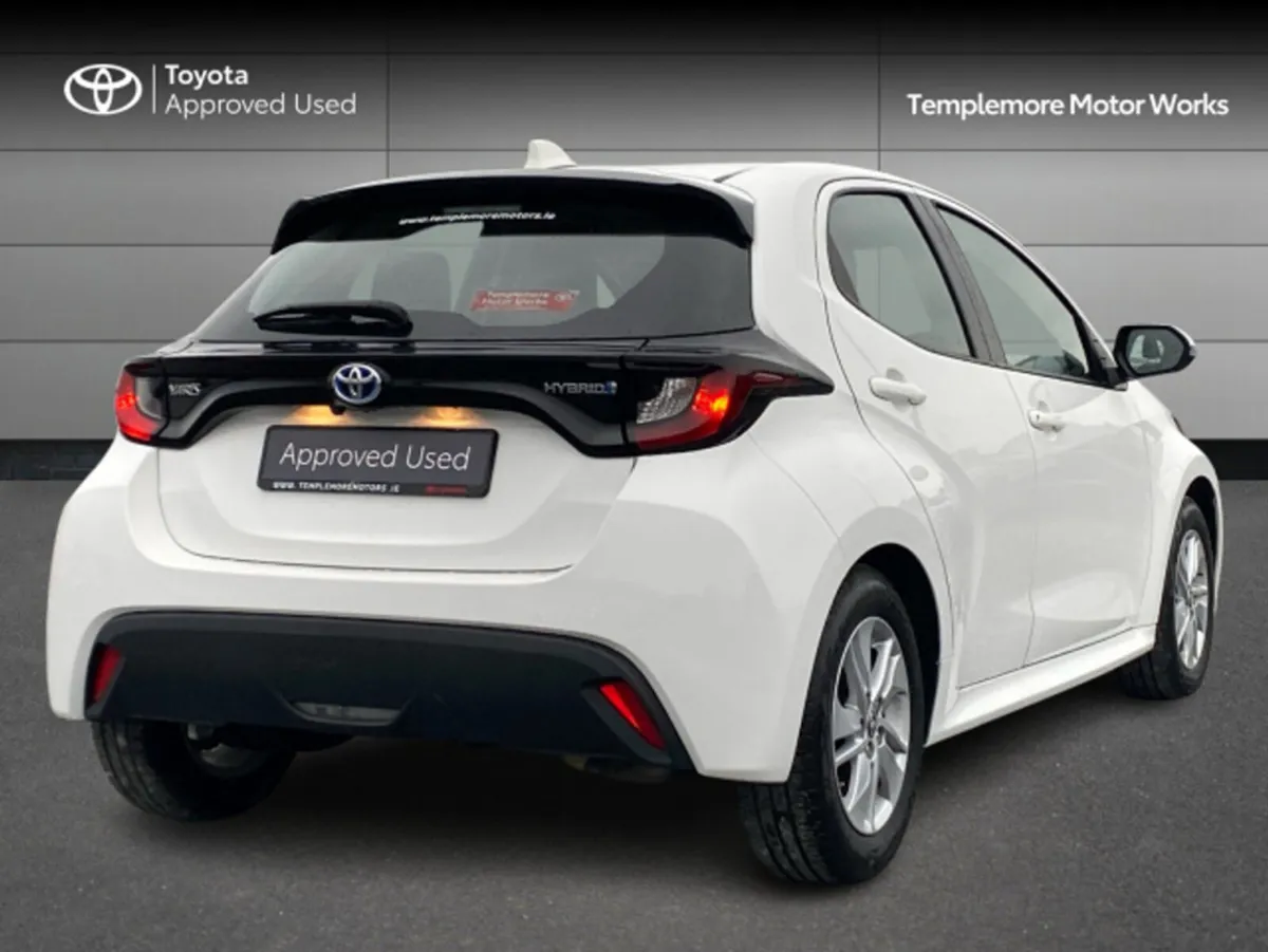 Toyota Yaris YARIS HYBRID LUNA - Image 2
