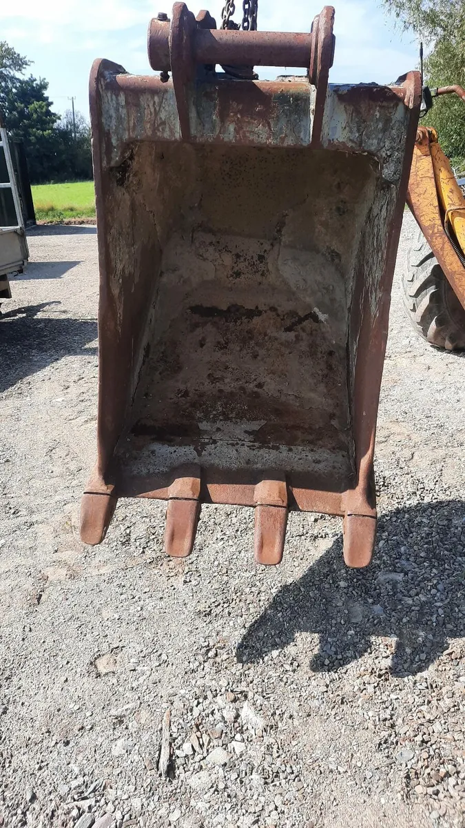 3ft digging bucket for 13 tonne digger.like new - Image 2