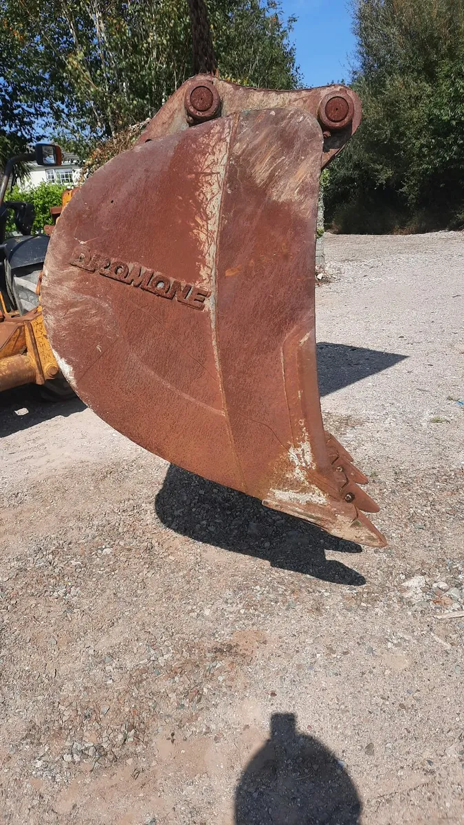 3ft digging bucket for 13 tonne digger.like new - Image 3