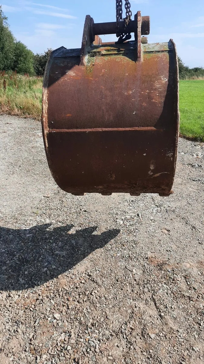 3ft digging bucket for 13 tonne digger.like new - Image 4