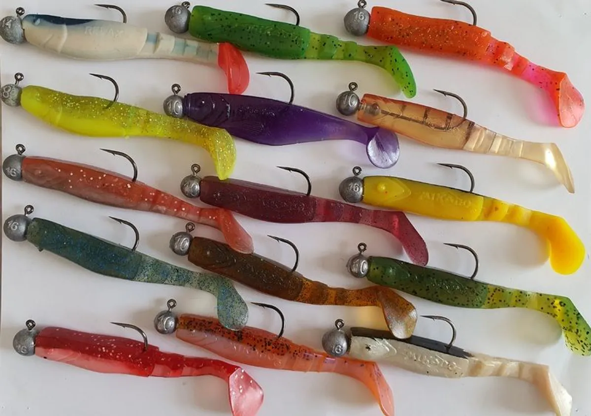 No#18 - New - Set of 15 pcs mix colour soft lures 10,5cm on jig heads 6/0 and 7/0 and weights from 8g to 16g - Pike Perch Trout Salmon Bass Cod Pollock