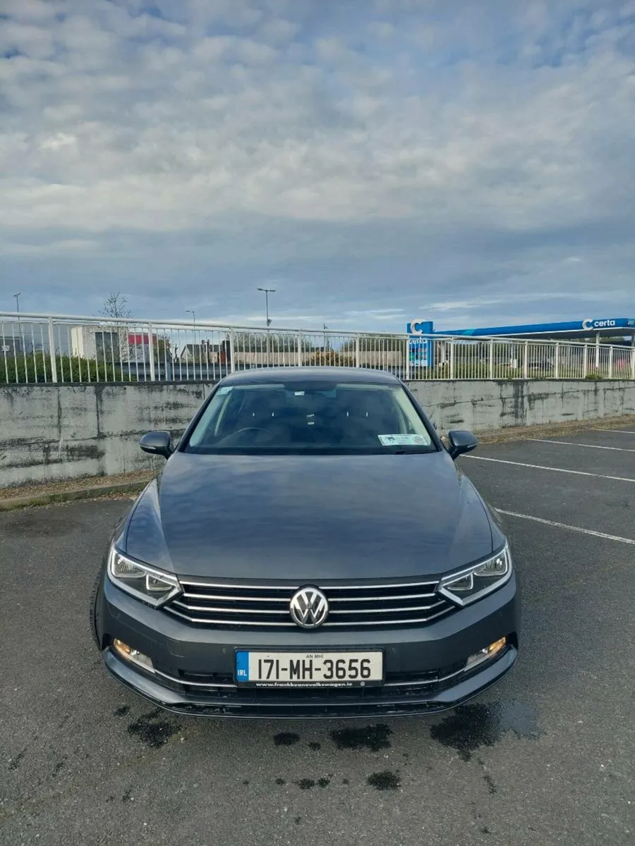 2017 Volkswagen Passat - Image 2