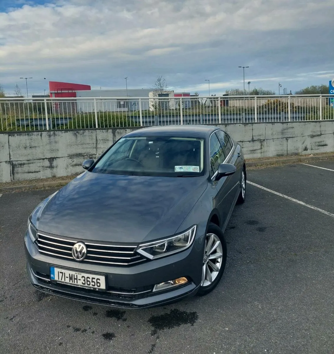 2017 Volkswagen Passat - Image 1