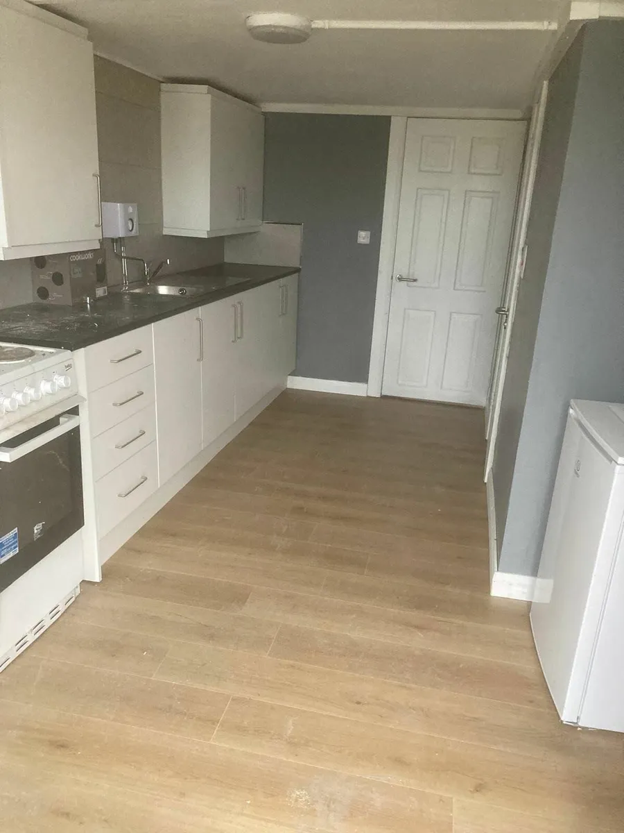 FLAT TO LET - Image 1