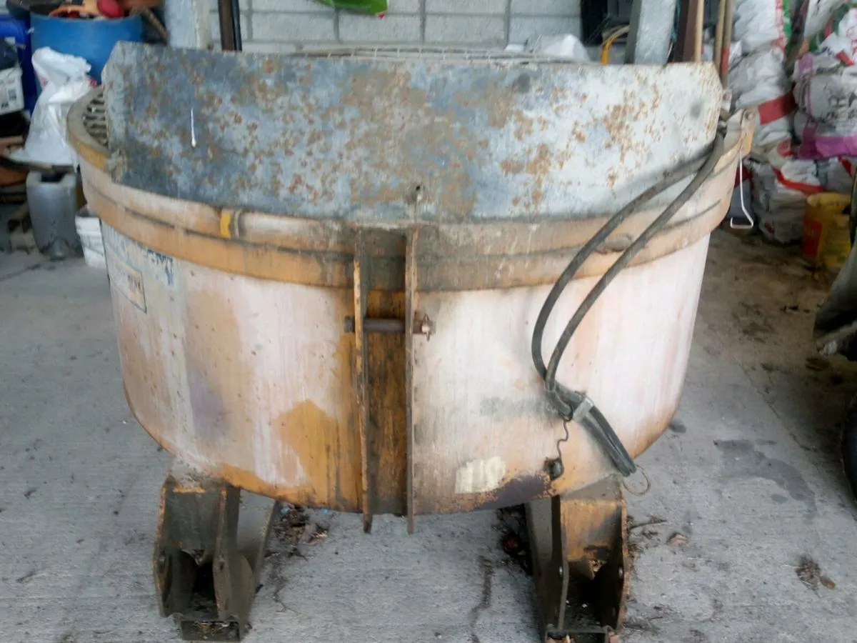 Concrete mixer for tractor - Image 1