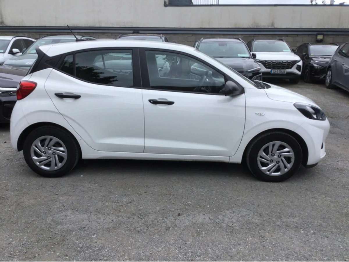 Hyundai i10 CLASSIC 5DR - Only 21,000 Km - Warrant - Image 2