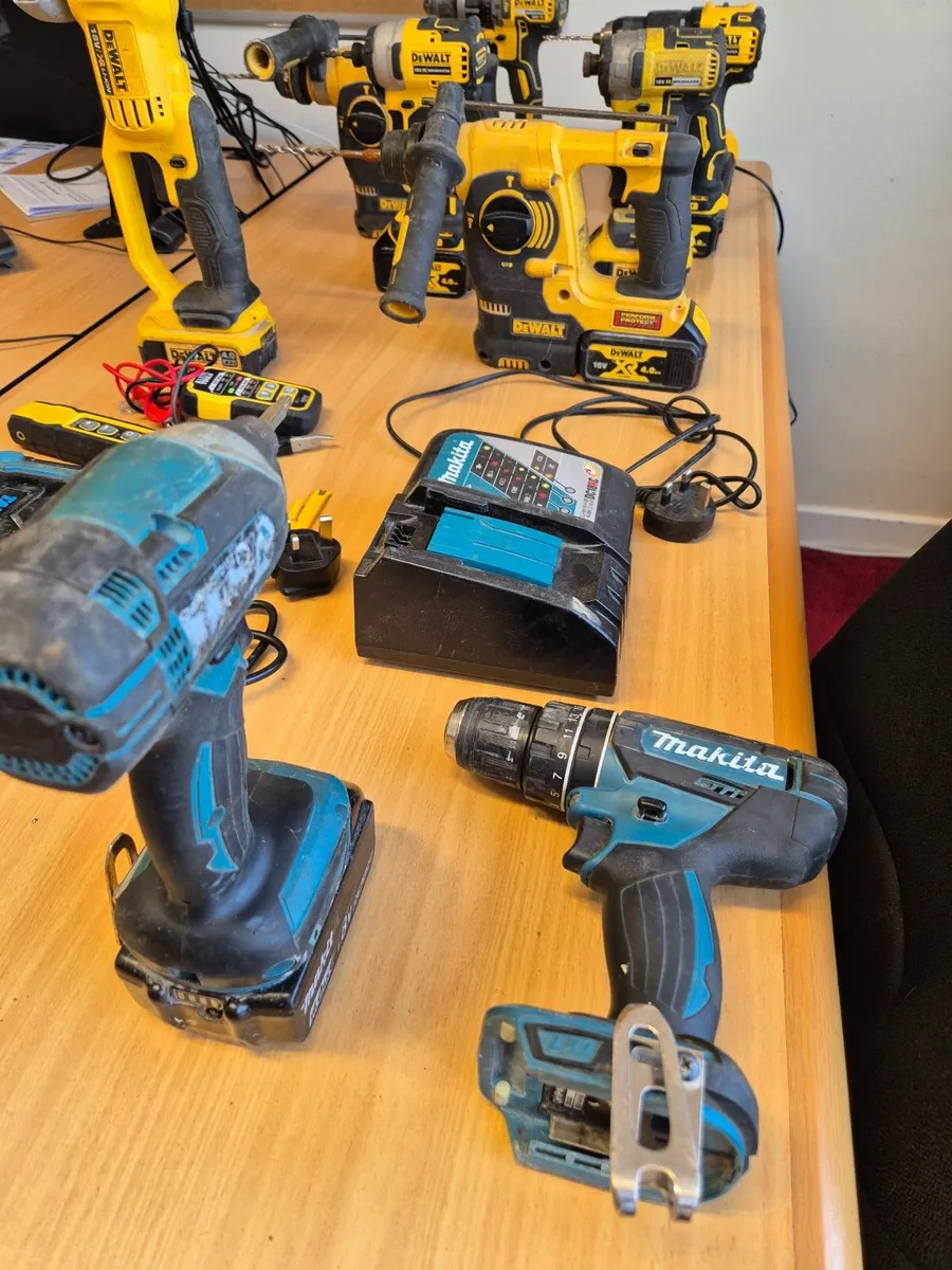 DeWalt/Makita drills with batteries + tool bags - Image 2