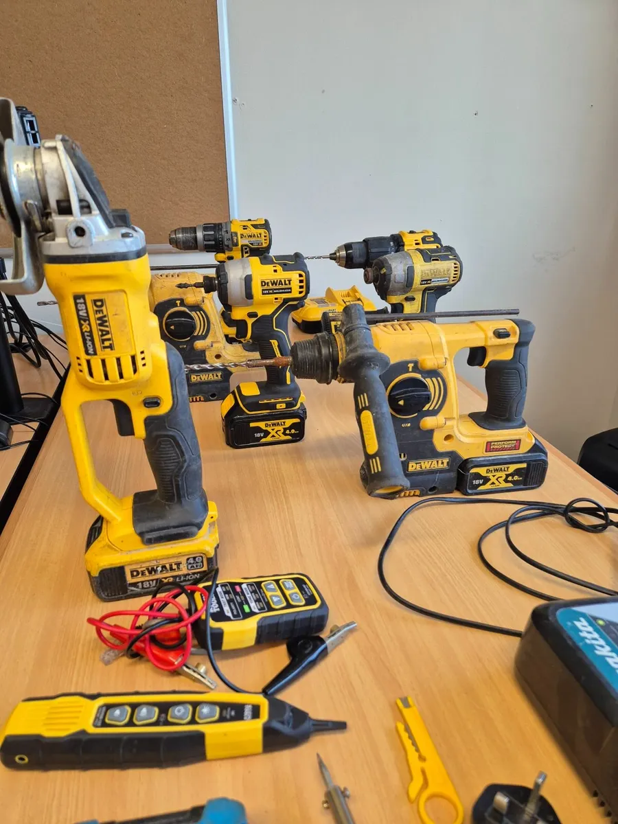 DeWalt/Makita drills with batteries + tool bags - Image 3