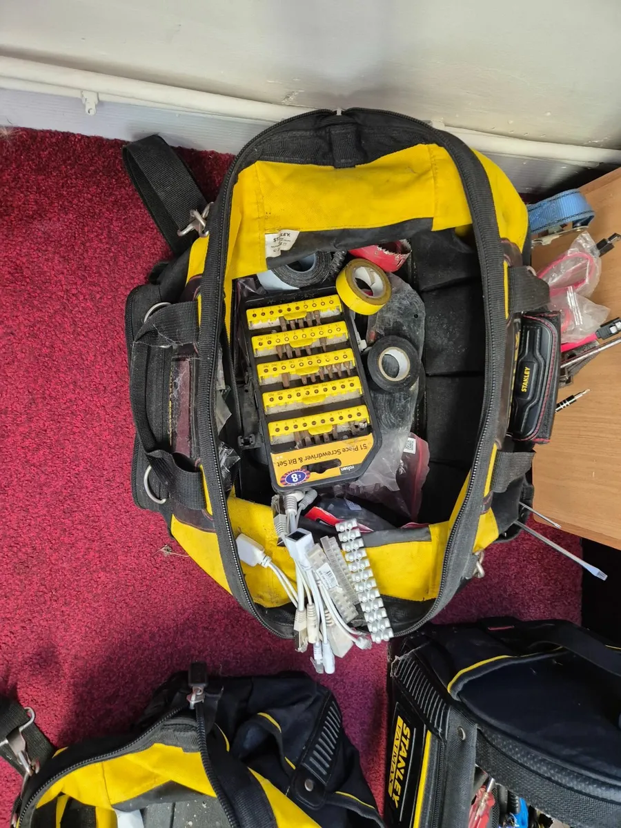 DeWalt/Makita drills with batteries + tool bags - Image 4