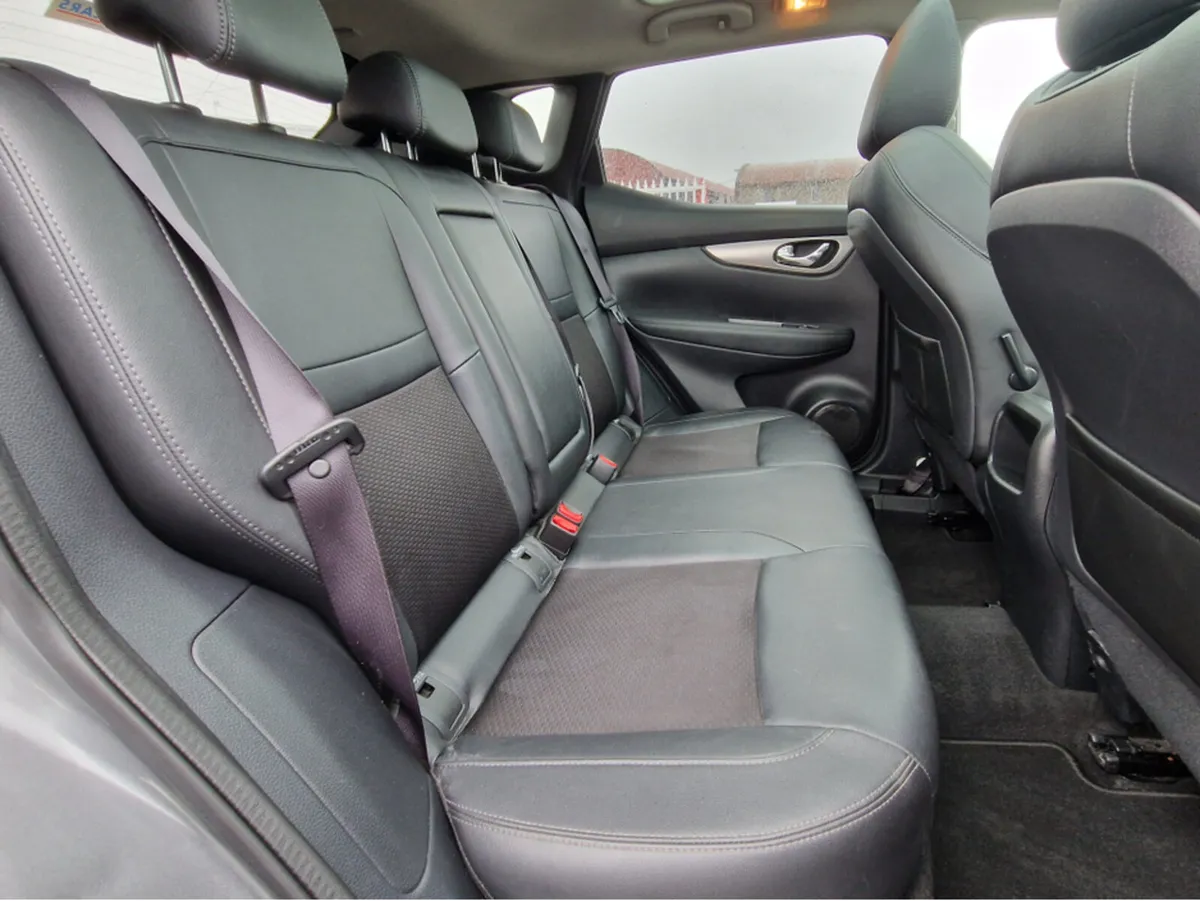 Nissan Qashqai 1.5 DSL SV PREMIUM SS PART LEA 4DR - Image 3