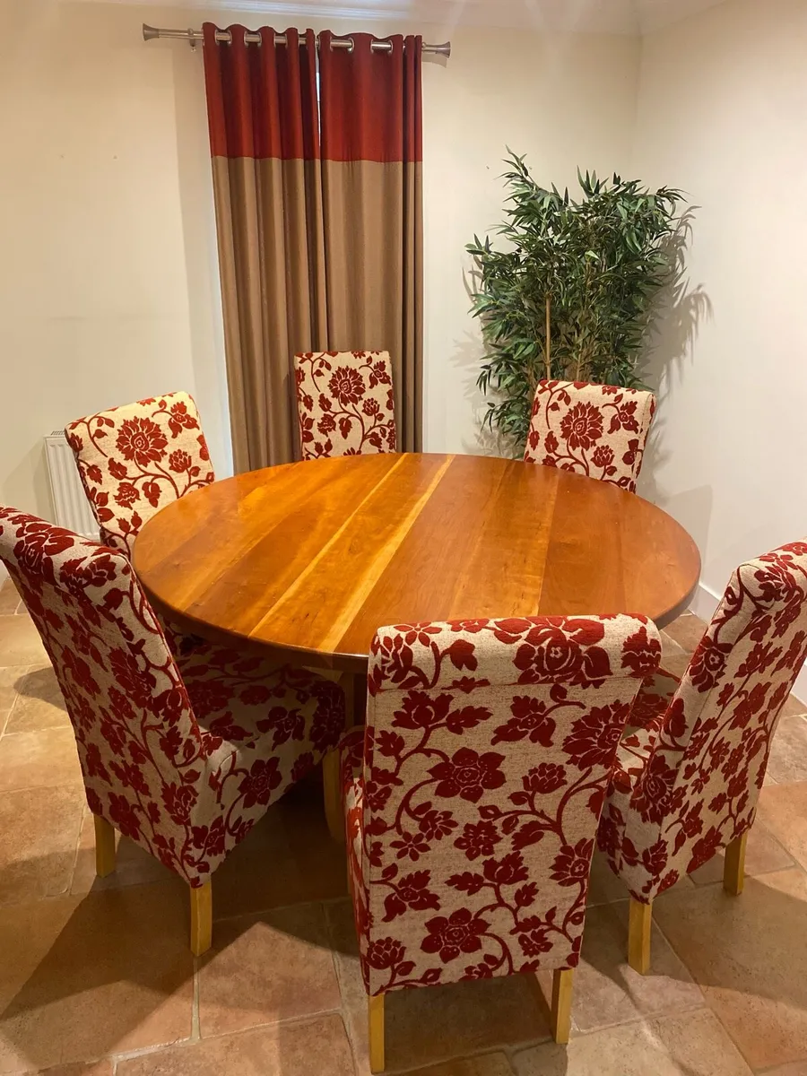 Kitchen table and chairs - Image 1