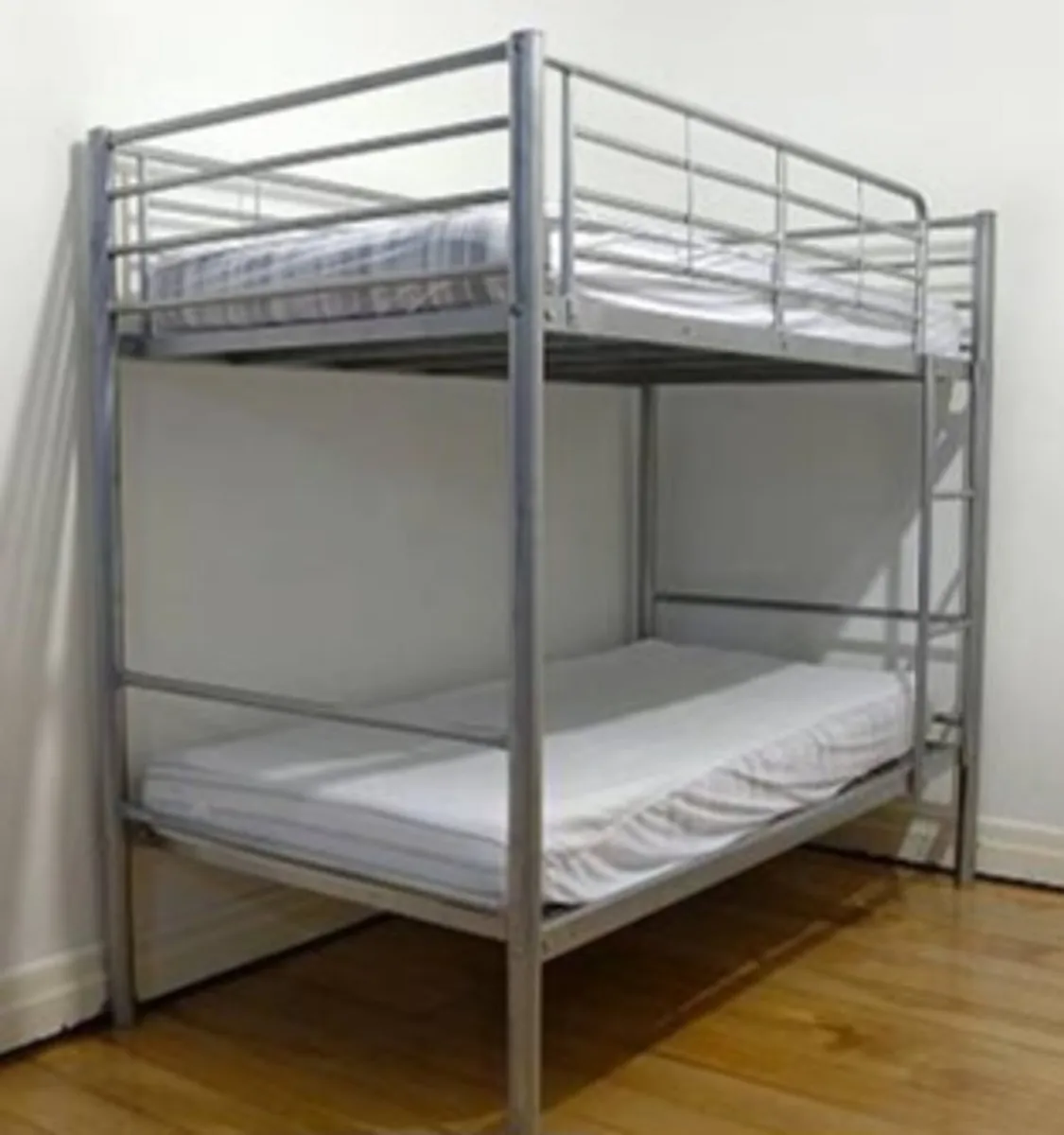 Metal bunk bed - Image 1