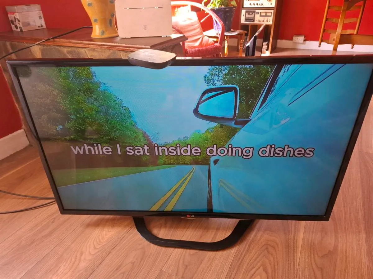 42 INCH SMART TV - Image 2