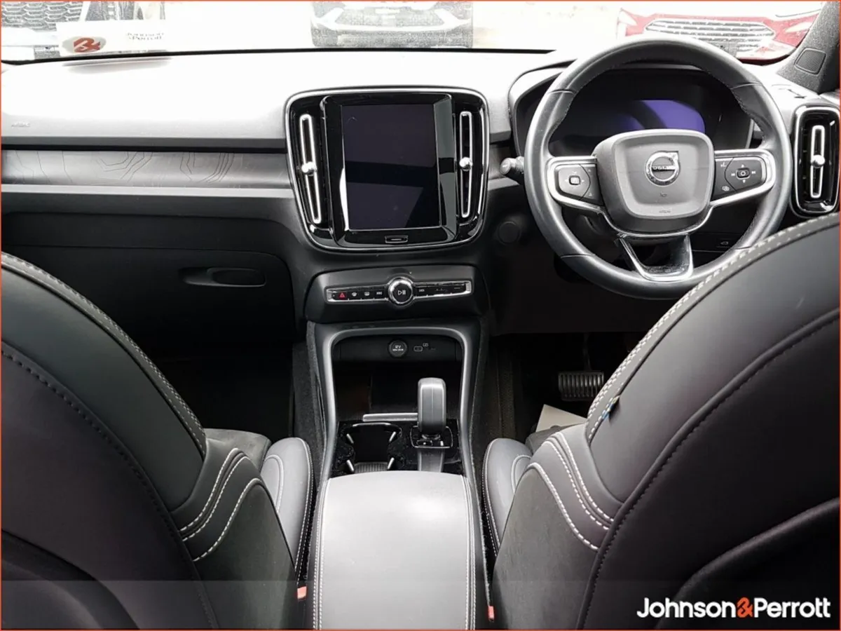 Volvo XC40 231hp Ultimate 69 kWh Battery (adaptiv - Image 2